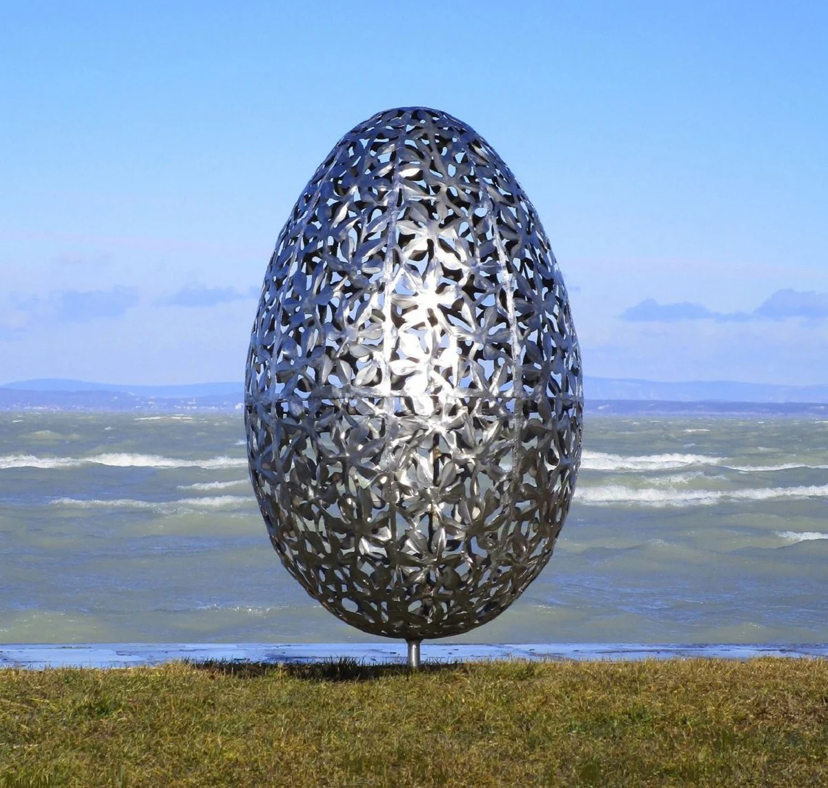 Casa Padrino escultura de jardín de acero inoxidable de lujo huevo plata Ø 75 x A. 130 cm - Decoración de jardín hecha a mano resistente a la intemperie - Colección de Lujo