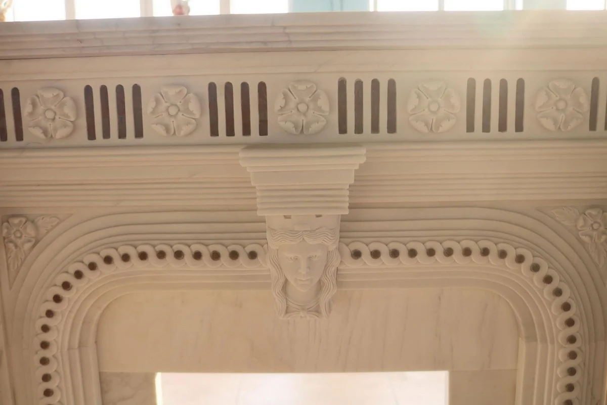 Casa Padrino marco de chimenea de m¨¢rmol barroco de lujo blanco / rojo 151 x A. 120 cm