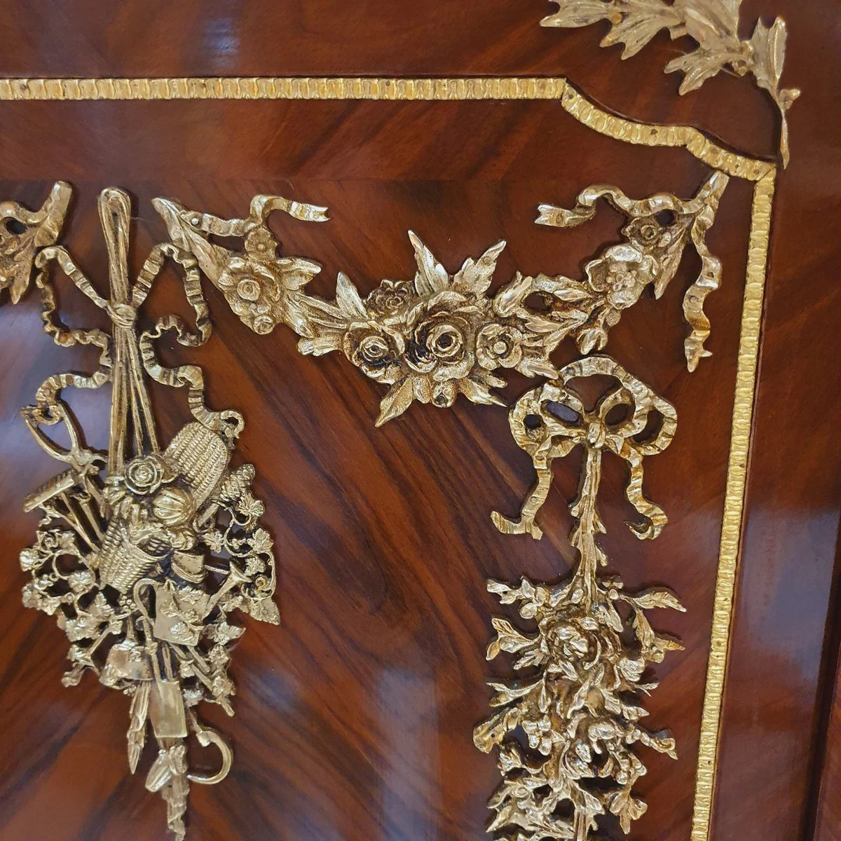 Espléndida cómoda / vitrina barroca en marrón / dorado de Casa Padrino 145 cm - Mueble Armario Aparador