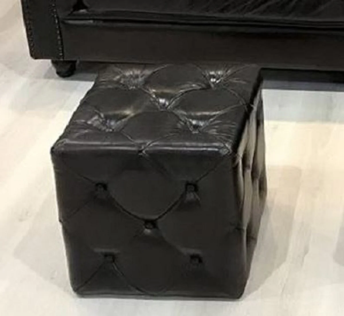Casa Padrino Taburete de Cuero Chesterfield de Lujo Negro Vintage 40 x 40 x A. 45 cm - Reposapi¨¦s de Cuero - Taburete Cubo de Cuero - Muebles de Cuero Genuina - Muebles de Lujo
