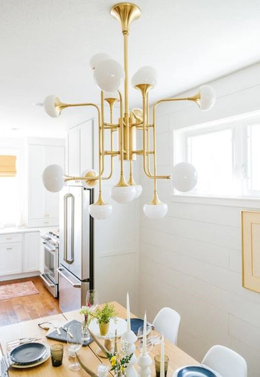 Casa Padrino Araña LED de Lujo de Latón Antiguo / Blanco Ø 92,7 x H. 83,8 cm - Araña con Pantallas de Lámpara de Vidrio Esférica - Calidad de Lujo