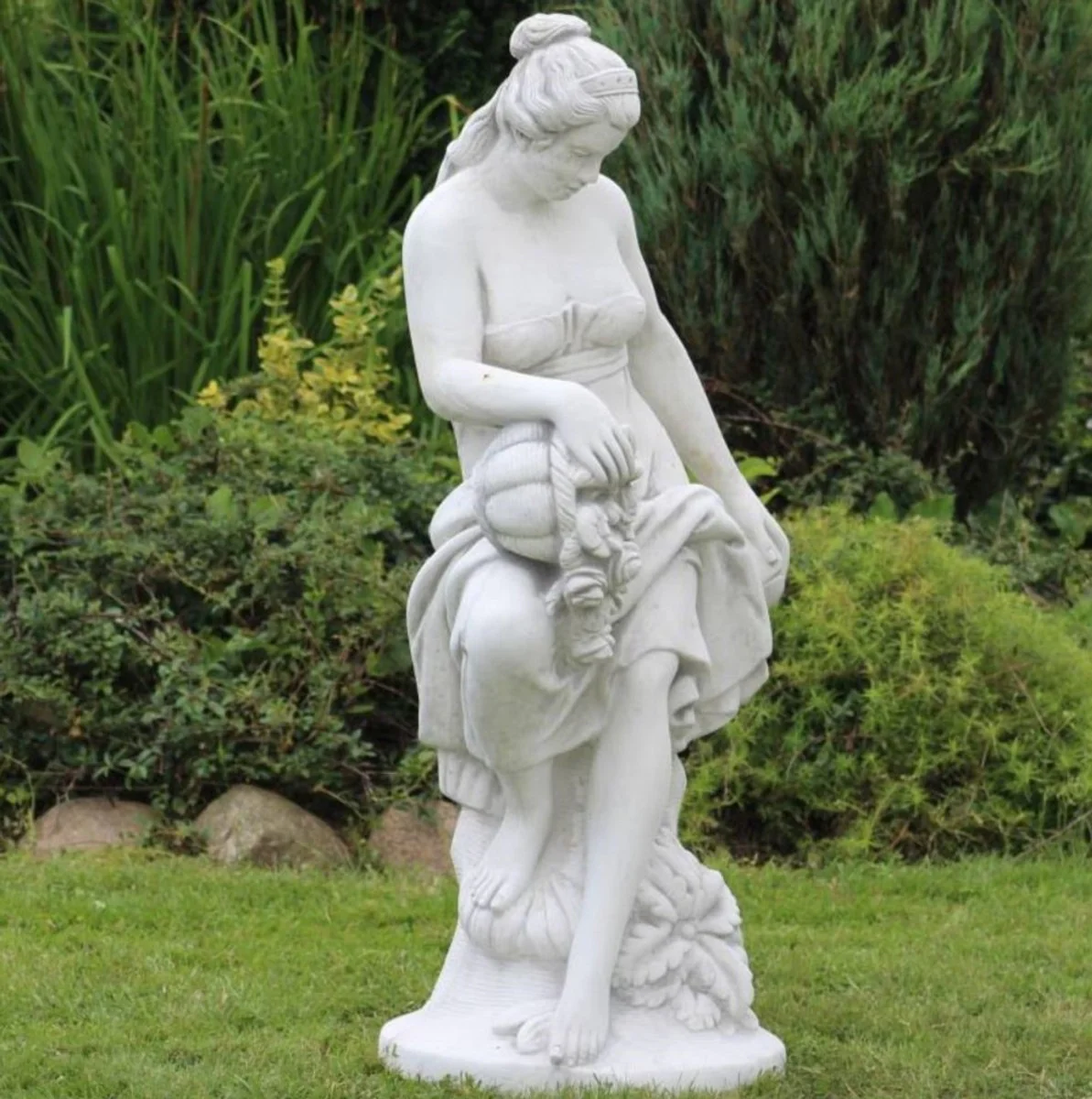 Casa Padrino Escultura de Decoración de Jardín Art Nouveau Mujer con Ramo de Flores Blanco / Gris 46 x 46 x A. 121 cm - Accesorios de Decoración de Jardín Barrocos y Art Nouveau