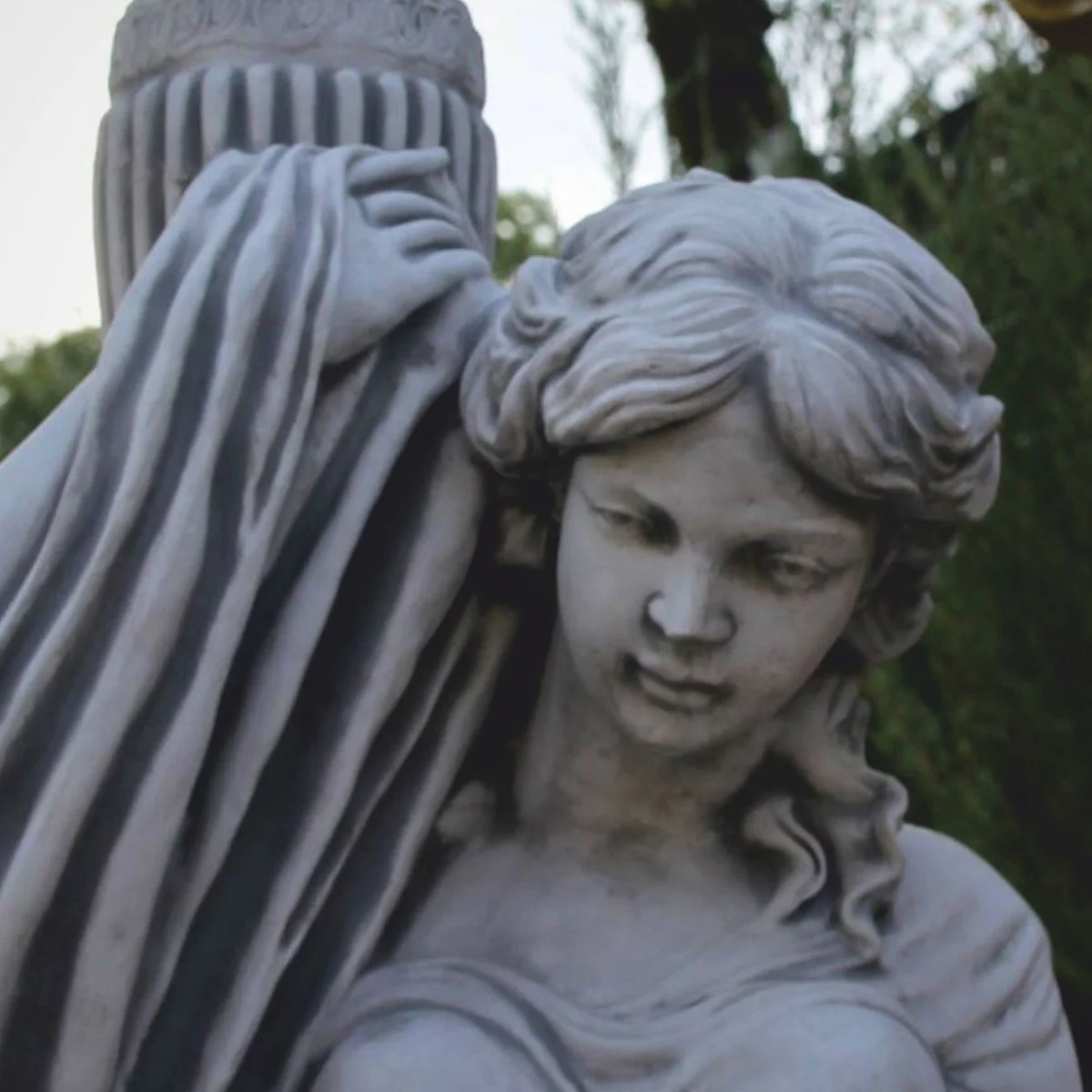 Casa Padrino escultura de jard¨ªn Art Nouveau mujer con jarr¨®n en columna gris A. 244 cm