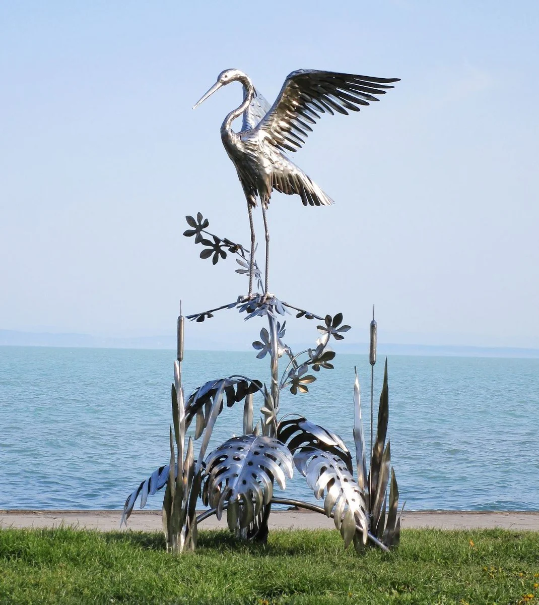 Casa Padrino escultura de jardín de lujo de acero inoxidable garza en rama plata 103 x 108 x A. 218 cm - Figura de decoración de jardín hecha a mano - Decoración de jardín de lujo