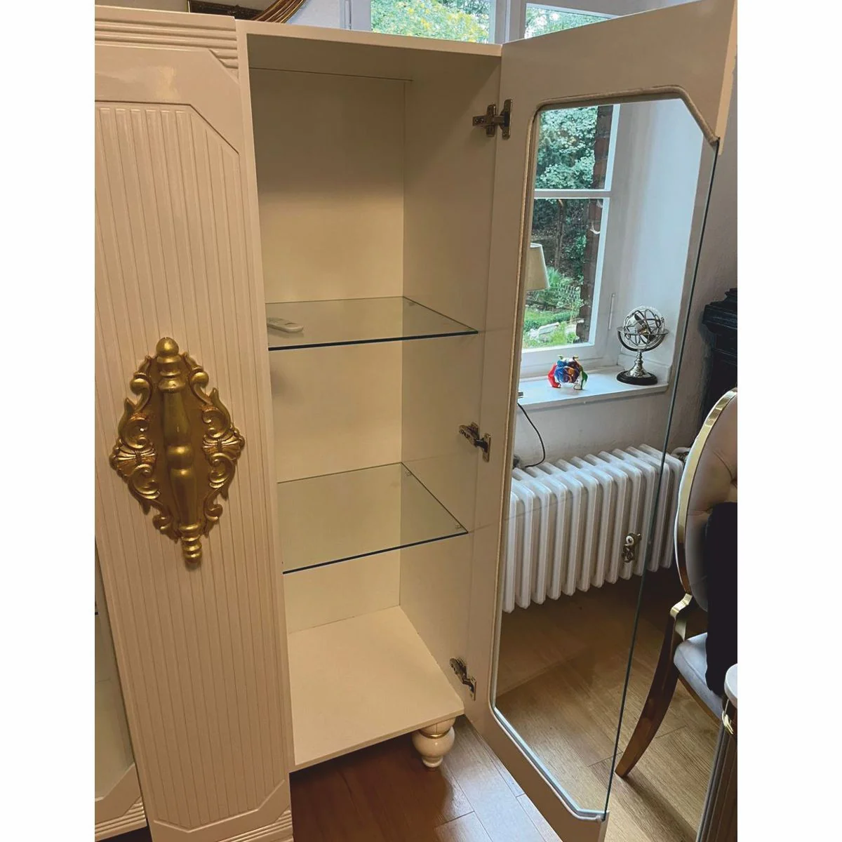 Casa Padrino vitrina barroco de lujo blanco / oro 125 x 49 x A. 169 cm - Pieza de exposici¨®n