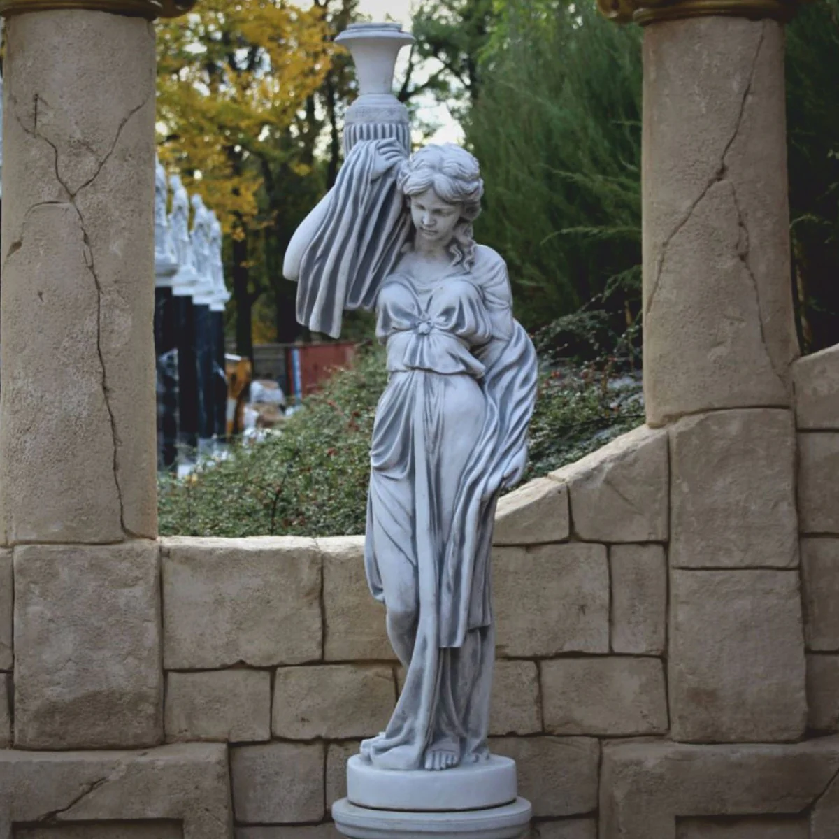Casa Padrino escultura de jard¨ªn Art Nouveau mujer con jarr¨®n en columna gris A. 244 cm