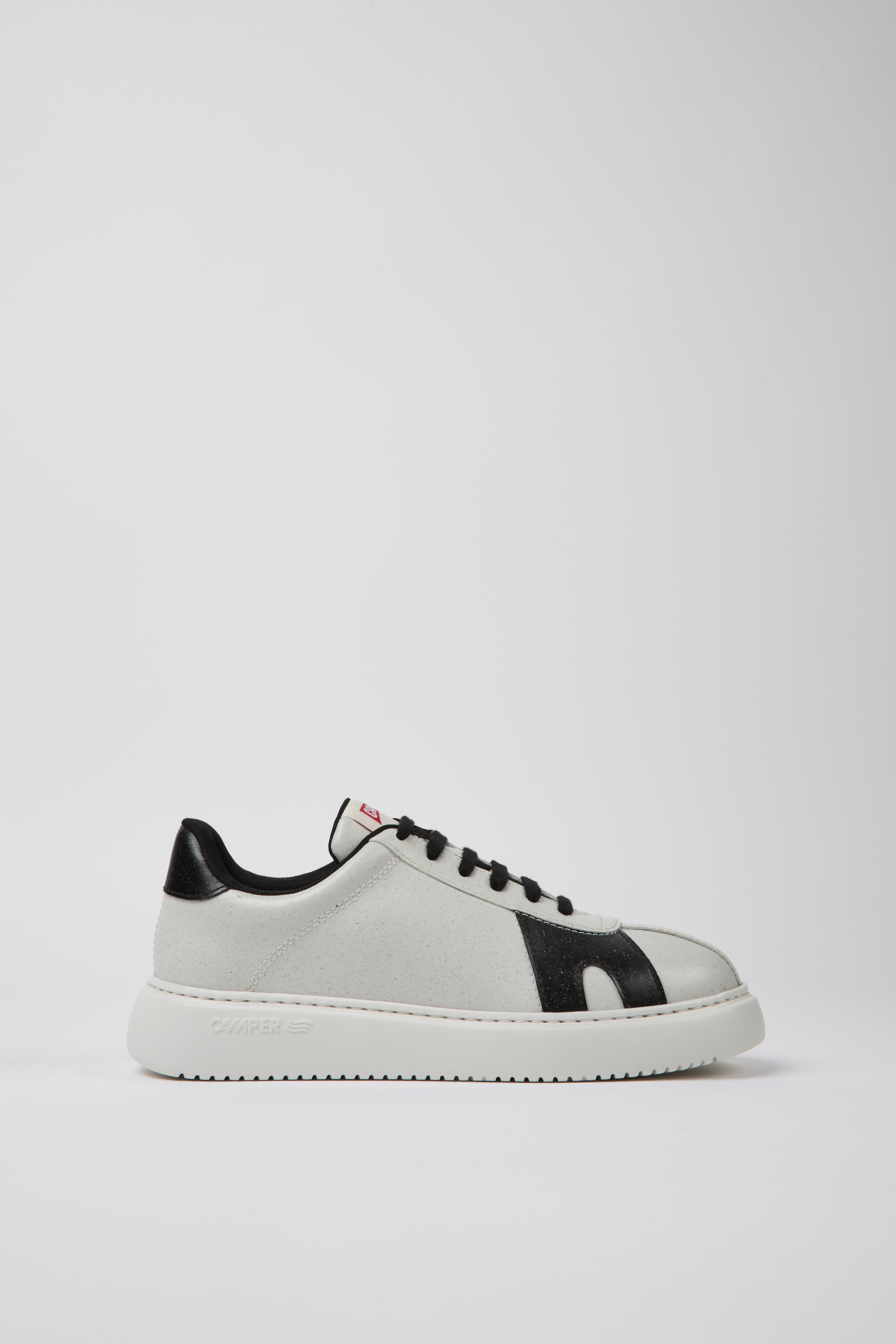 Runner K21 MIRUM - White and black sneakers for women