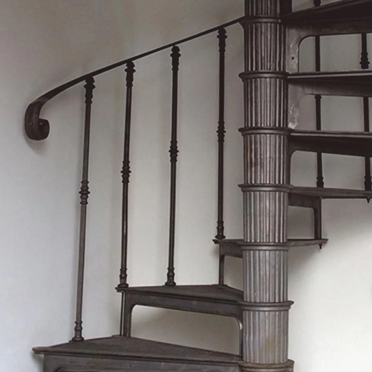 Casa Padrino escalera de caracol r¨²stica de hierro fundido con barandilla lado izquierdo gris Al. 289 cm