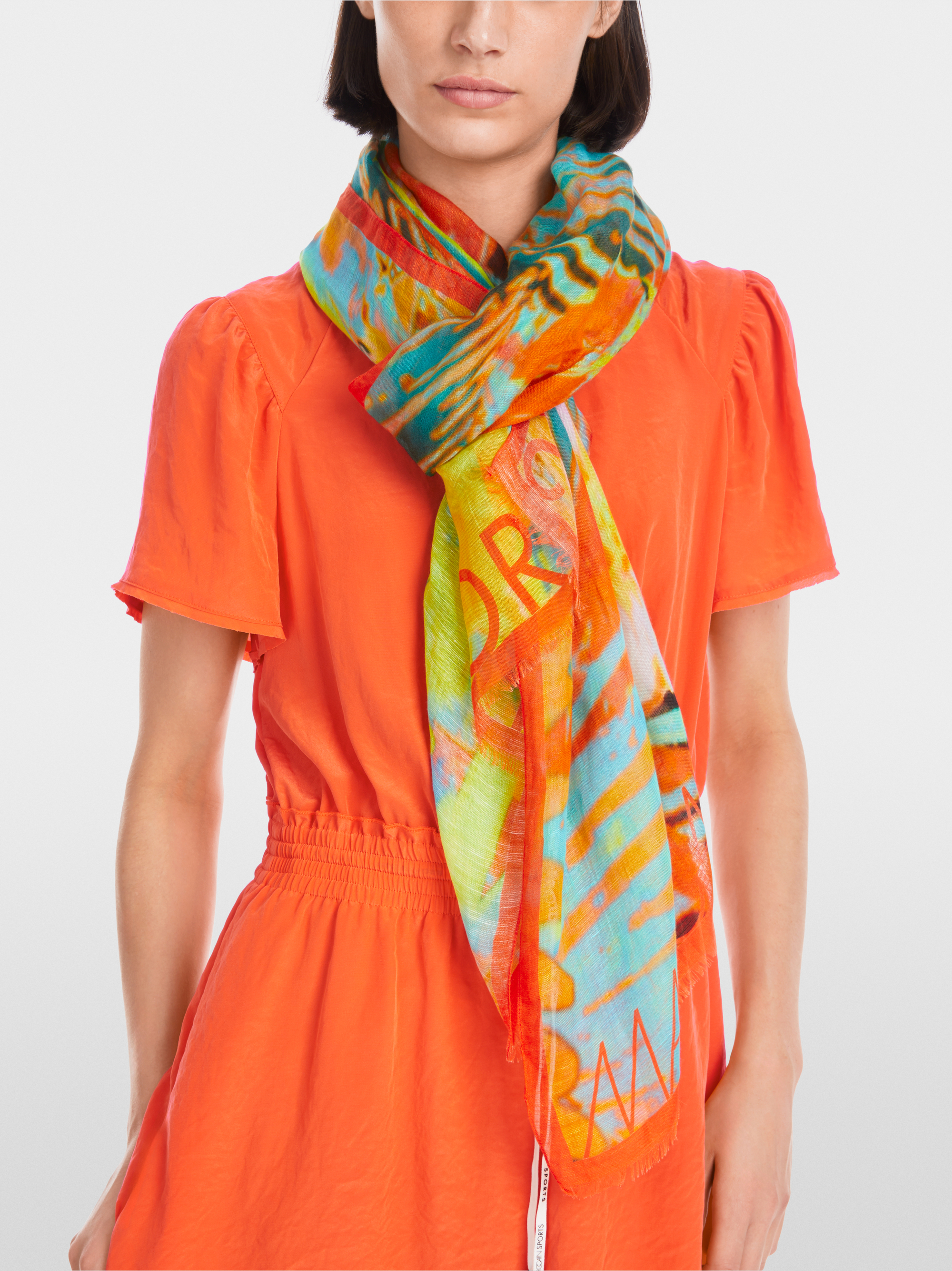 Marc-Cain Delicate woven scarf with linen and silk