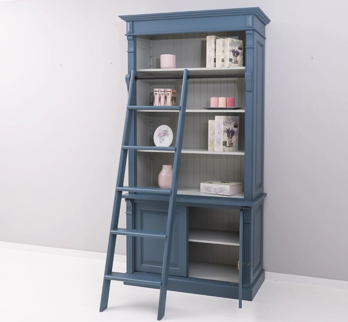 Casa Padrino librer¨ªa estilo casa de campo con escalera acero azul