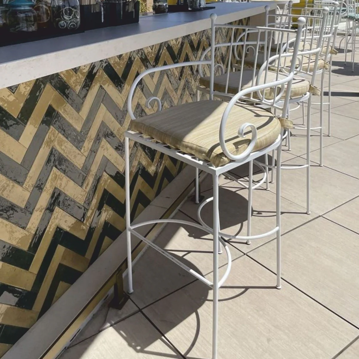 Casa Padrino silla de bar de lujo Art Nouveau de hierro forjado con reposabrazos blanco / beige A. 117 cm