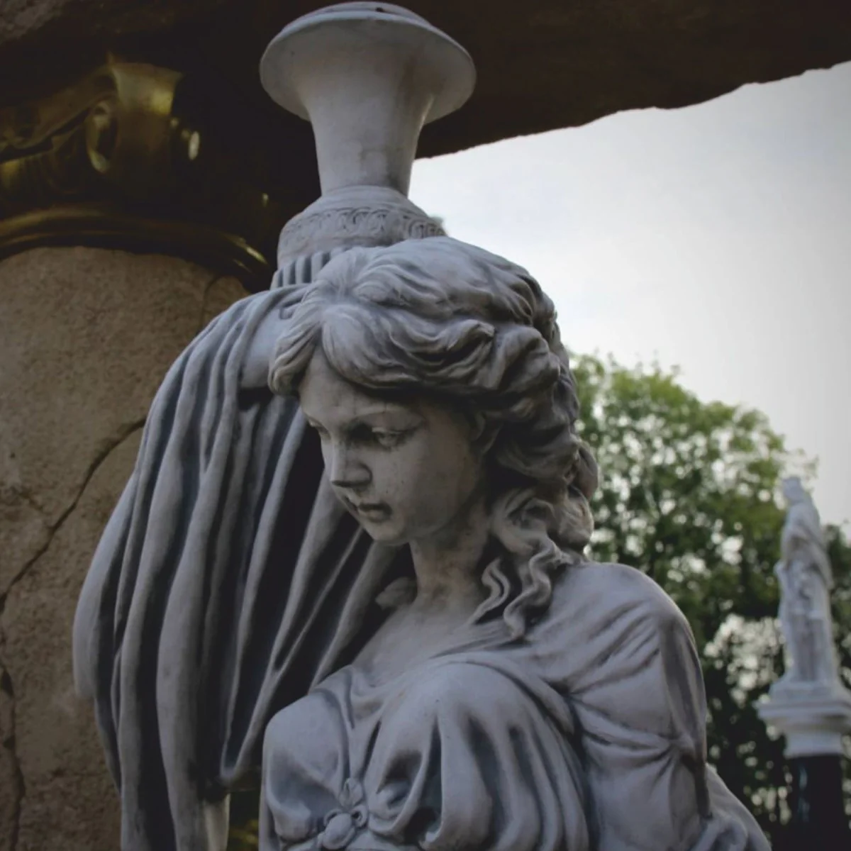 Casa Padrino escultura de jard¨ªn Art Nouveau mujer con jarr¨®n en columna gris A. 244 cm