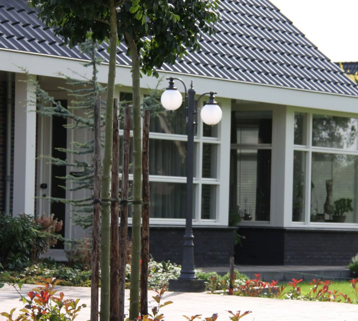 Casa Padrino linterna de jardín Art Nouveau antracita / blanco 80 x 25 x A. 238 cm - Elegante lámpara de pie de exterior hecha de aluminio de alta calidad y pantallas de acrílico esféricas