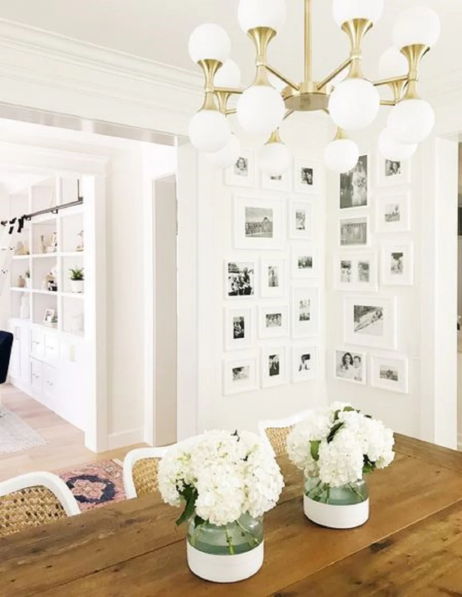 Casa Padrino Araña LED de Lujo Latón Antiguo / Blanco Ø 68,6 x H. 34,3 cm - Araña con Pantallas de Vidrio Esférico - Calidad de Lujo