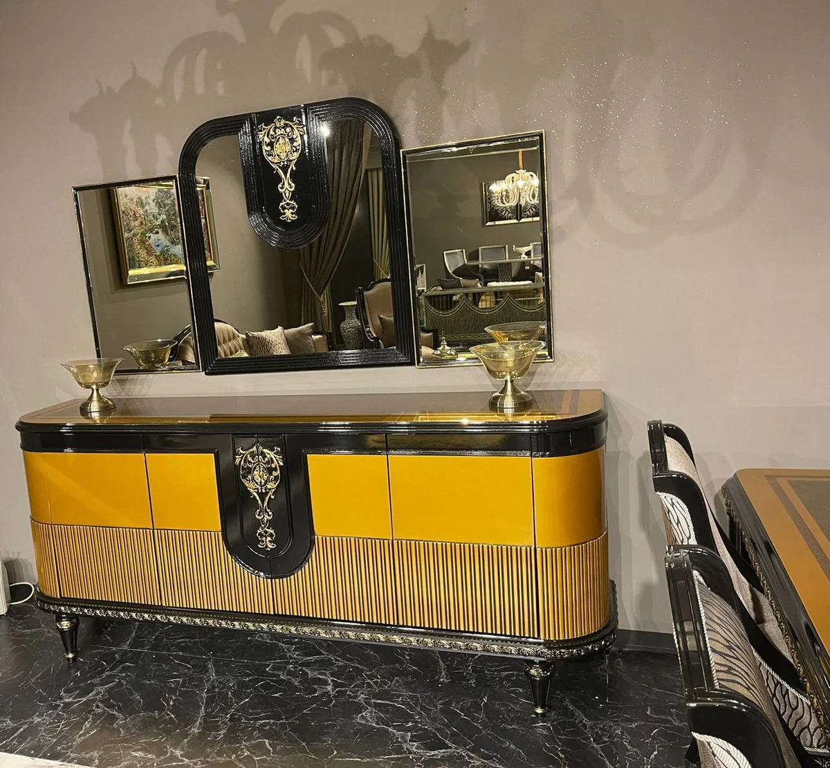 Casa Padrino aparador barroco de lujo oro / negro / oro - Armario de estilo barroco hecho a mano - Muebles de lujo en estilo barroco - Muebles barrocos - Interiores barrocos - Noble y Magnífico