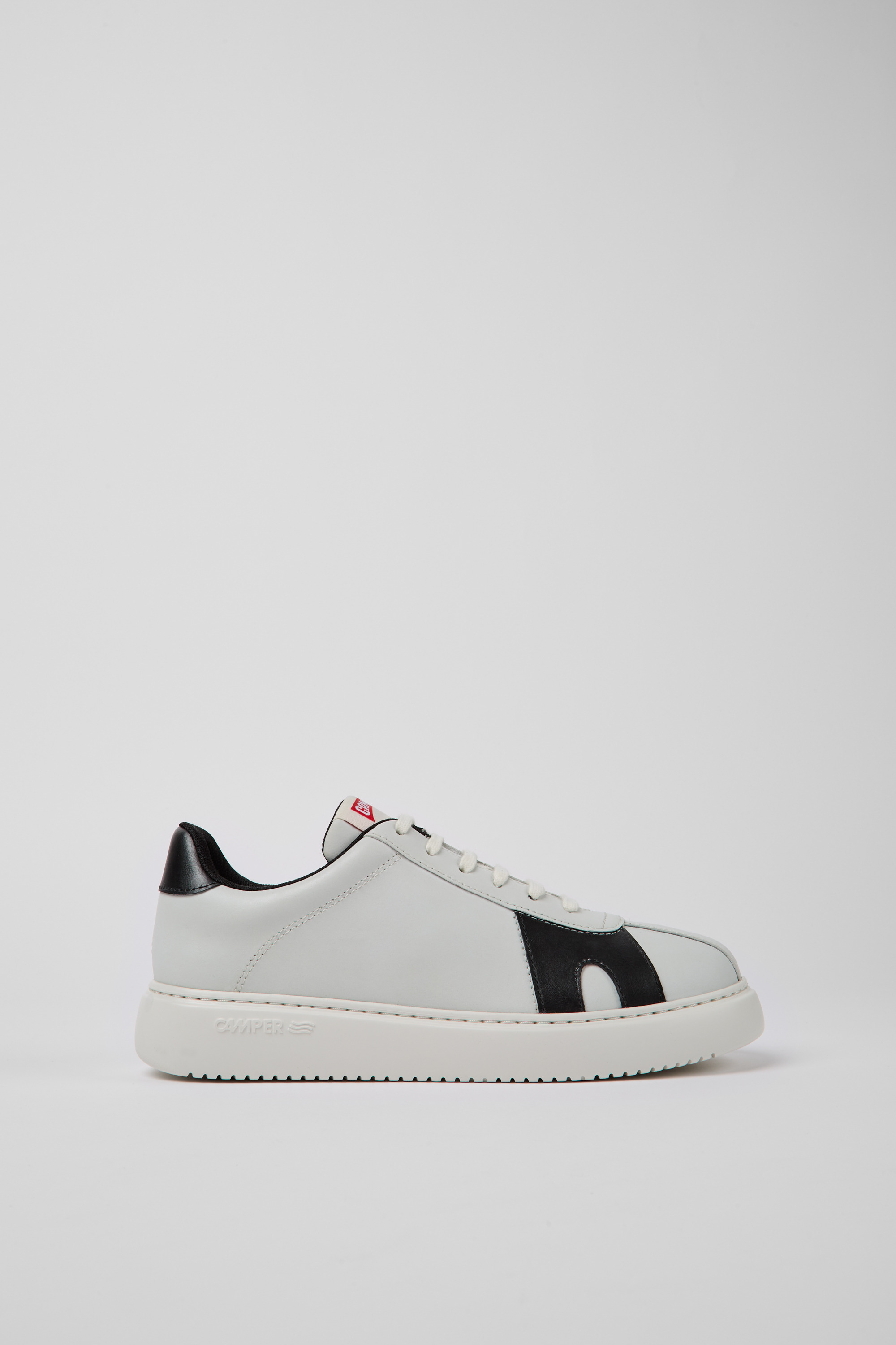 Runner K21 MIRUM - White and black sneakers for women