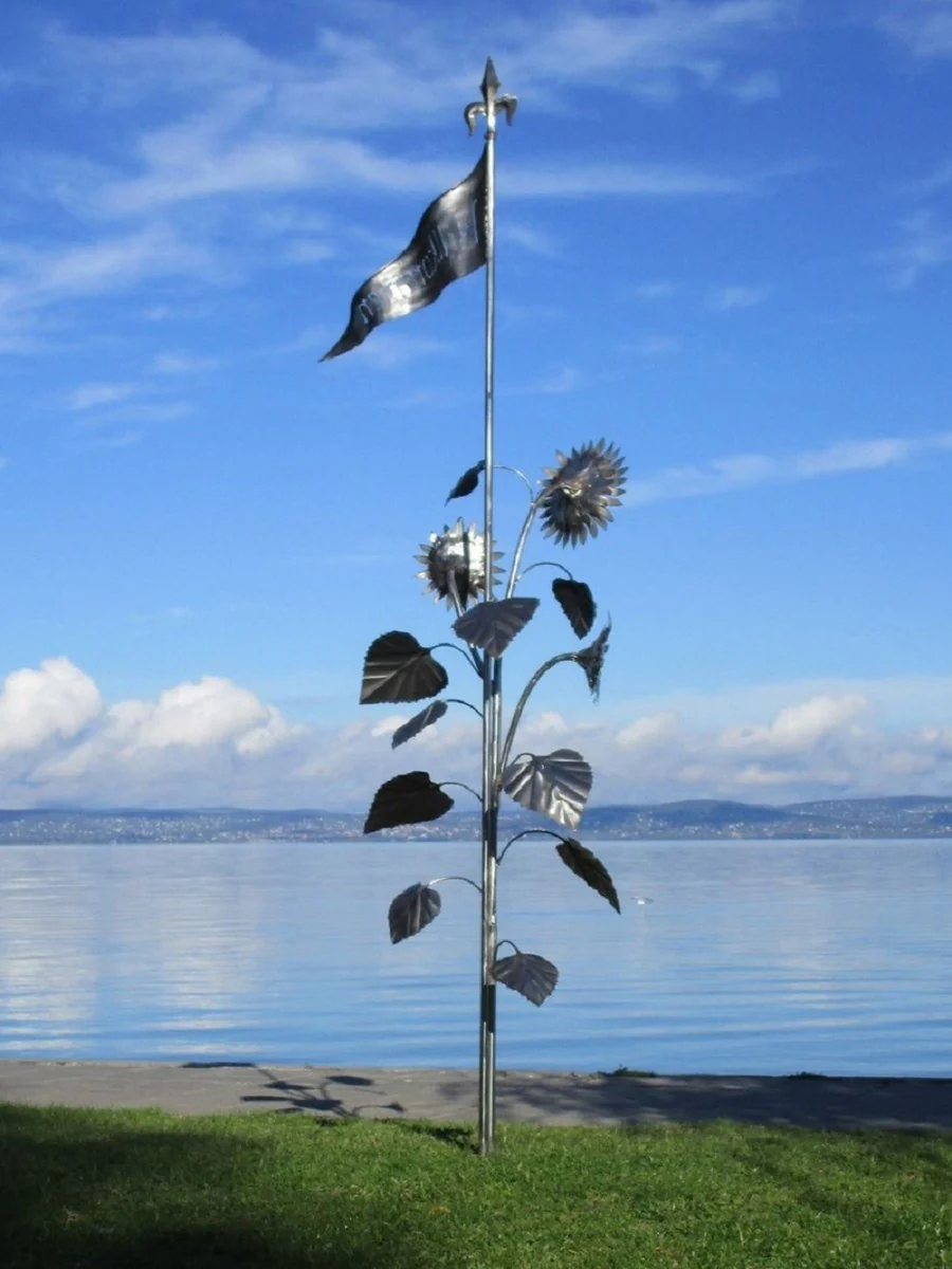 Casa Padrino escultura de jard¨ªn de acero inoxidable XXL de lujo girasoles con bandera plata 95 x 75 x A. 290 cm - Decoraci¨®n de jard¨ªn XXL enorme - Decoraci¨®n exterior - Accesorios de jard¨ªn
