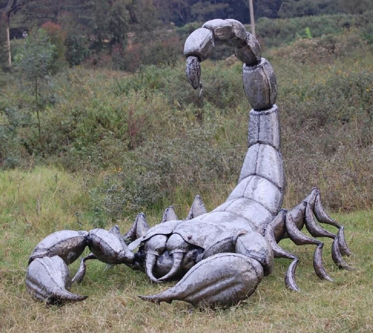 Casa Padrino escultura decorativa de jard¨ªn XXL de lujo escorpi¨®n plata antigua 350 x 152 x A. 182 cm - Enorme figura de metal decorativa de jard¨ªn XXL - Accesorios de decoraci¨®n de jard¨ªn de lujo