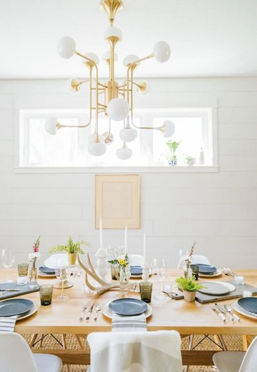 Casa Padrino Araña LED de Lujo de Latón Antiguo / Blanco Ø 92,7 x H. 83,8 cm - Araña con Pantallas de Lámpara de Vidrio Esférica - Calidad de Lujo