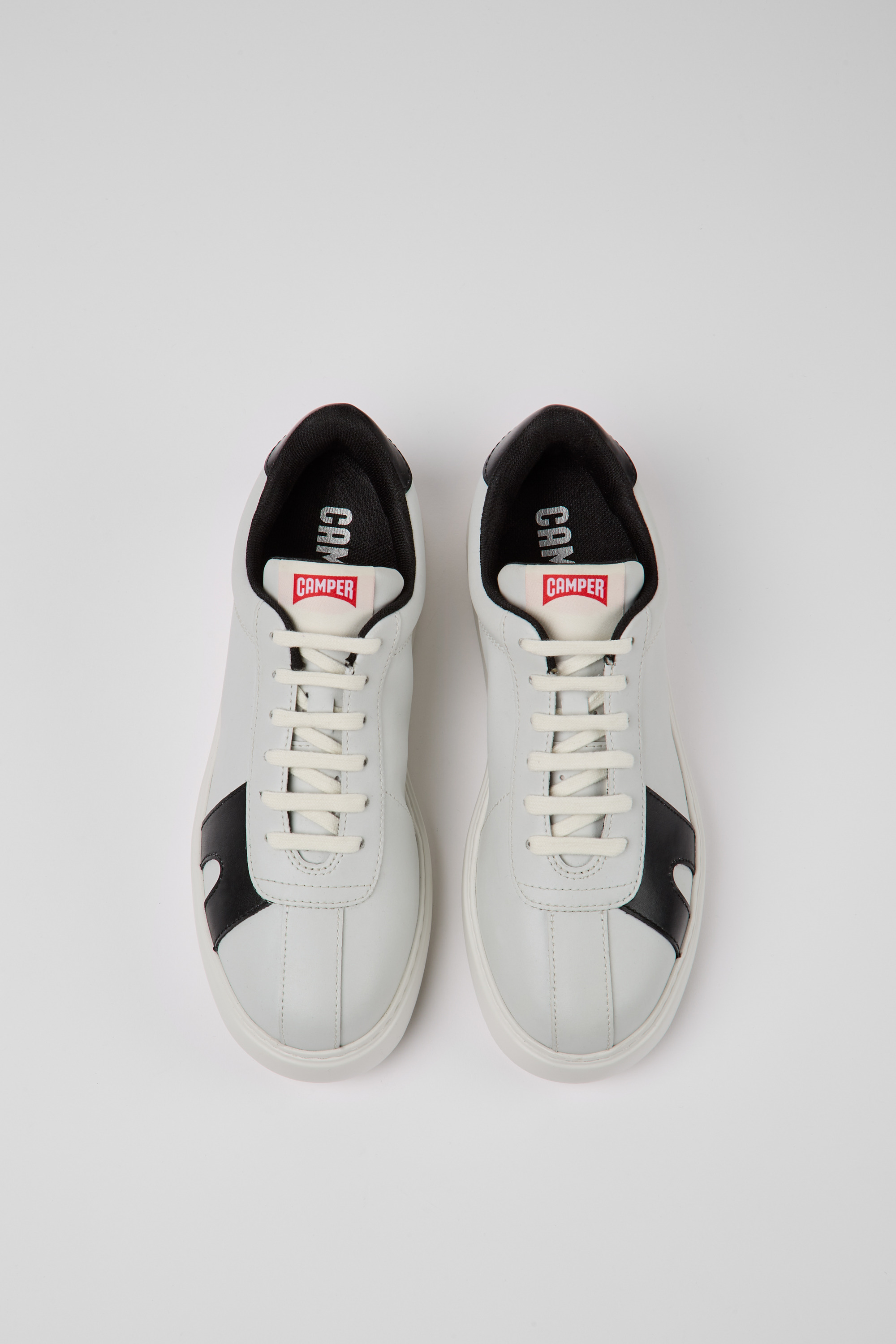 Runner K21 MIRUM - White and black sneakers for women