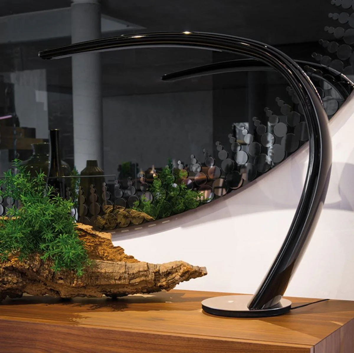 Casa Padrino lámpara de mesa LED de diseño de lujo negro / plata 68 x 20 x A. 62 cm - Lámpara de mesa curva moderna - Calidad de Lujo - Luces LED