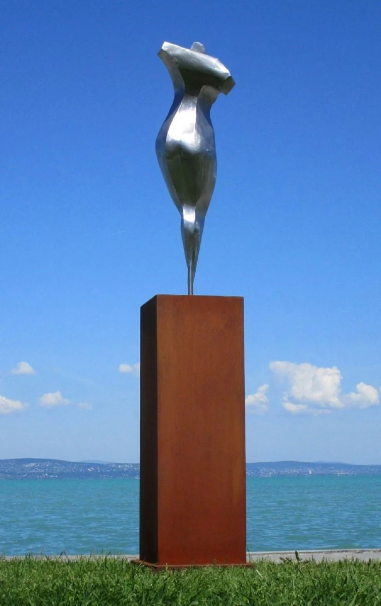 Casa Padrino escultura de metal de decoraci¨®n de jard¨ªn XXL mujer sobre columna plata / ¨®xido A. 205 cm