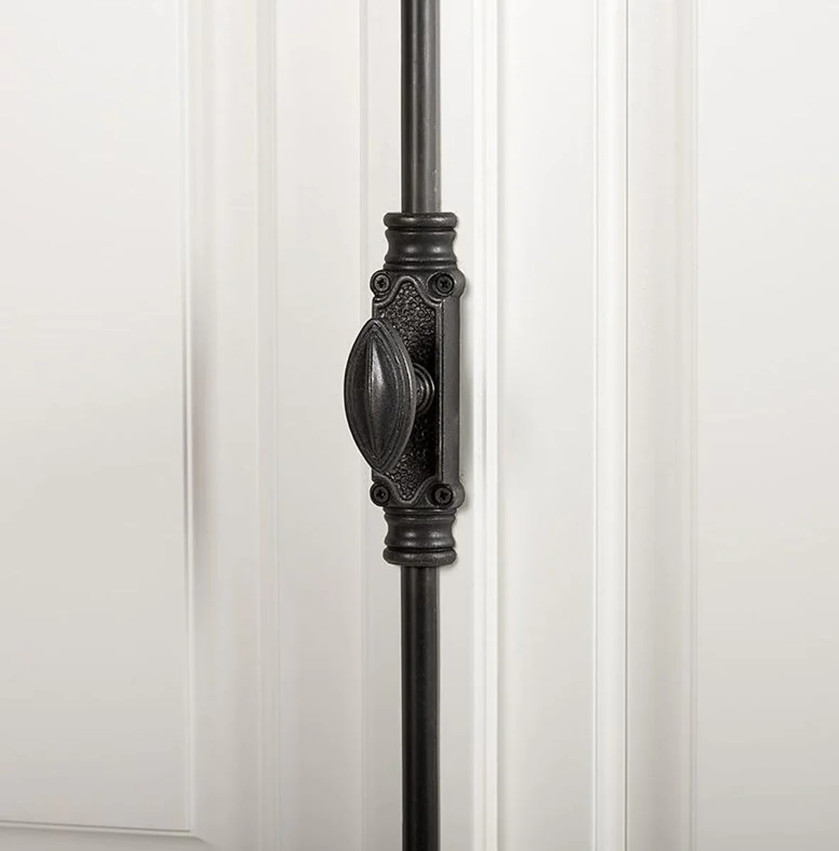 Casa Padrino Gabinete de madera maciza blanca con un espacioso espacio de almacenamiento 48 x 88 x 245 cm con 4 puertas