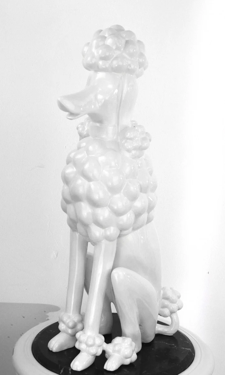 Casa Padrino figura decorativa perro caniche blanco A. 63 cm - Escultura decorativa resistente a la intemperie - Decoración salón - Decoración jardín - Decoración terraza