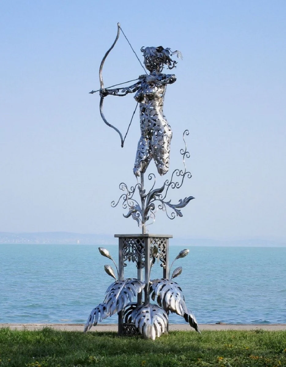 Casa Padrino escultura de jardín de acero inoxidable de lujo mujer con arco plata 160 x 100 x A. 328 cm - Decoración de jardín hecha a mano resistente a la intemperie - Colección de Lujo