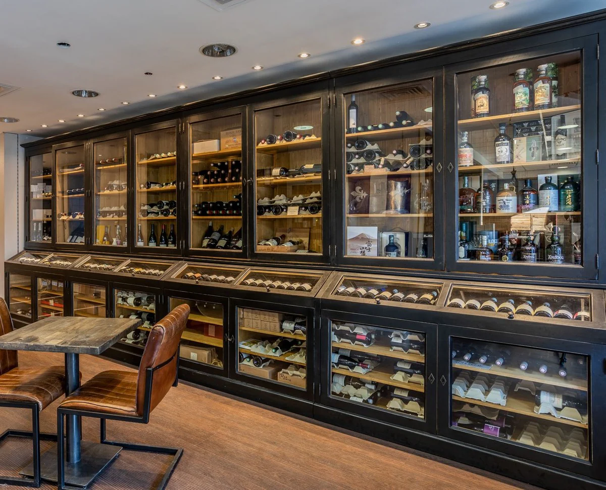 Casa Padrino gabinete de vino de estilo campestre negro antiguo / natural 440 x 70 x A. 240 cm - Armario de bar de madera maciza - Mueble bar de madera maciza de estilo campestre