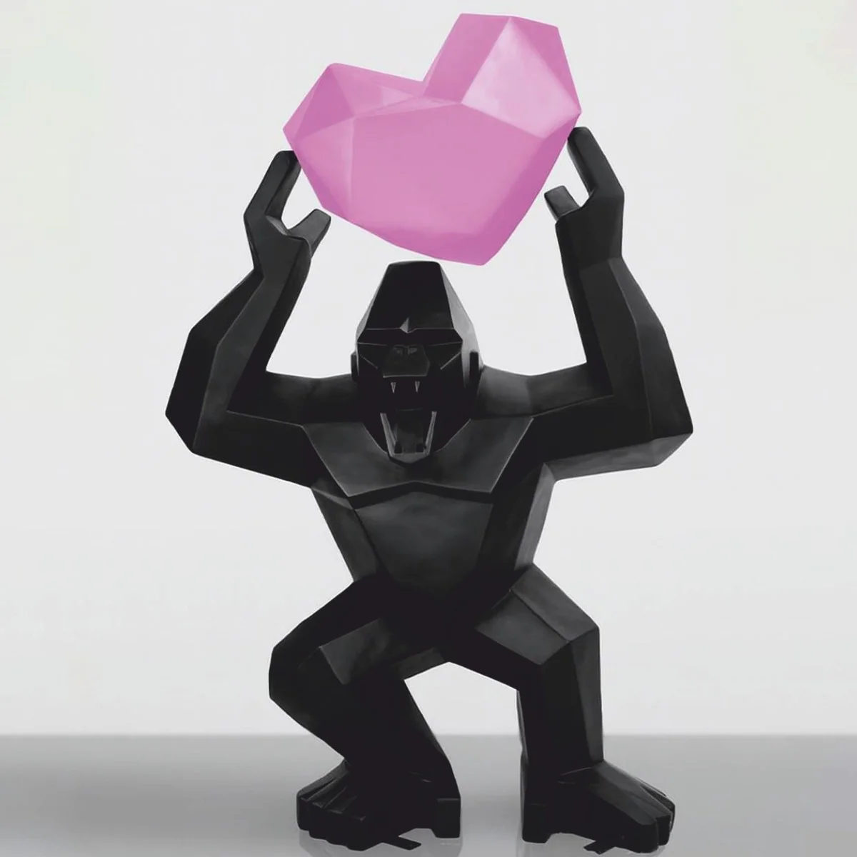 Casa Padrino escultura decorativa XXL gorila con coraz¨®n negro / rosa A. 146 cm