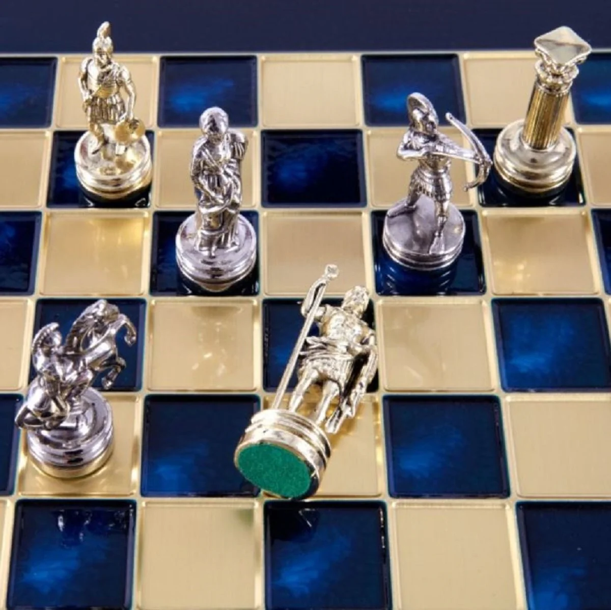 Casa Padrino conjunto de ajedrez de lujo negro / azul / oro / plata / latón 28 x 28 cm - Ajedrez Romano - Tablero de ajedrez de latón pintado a mano con piezas de metal - Accesorios de lujo