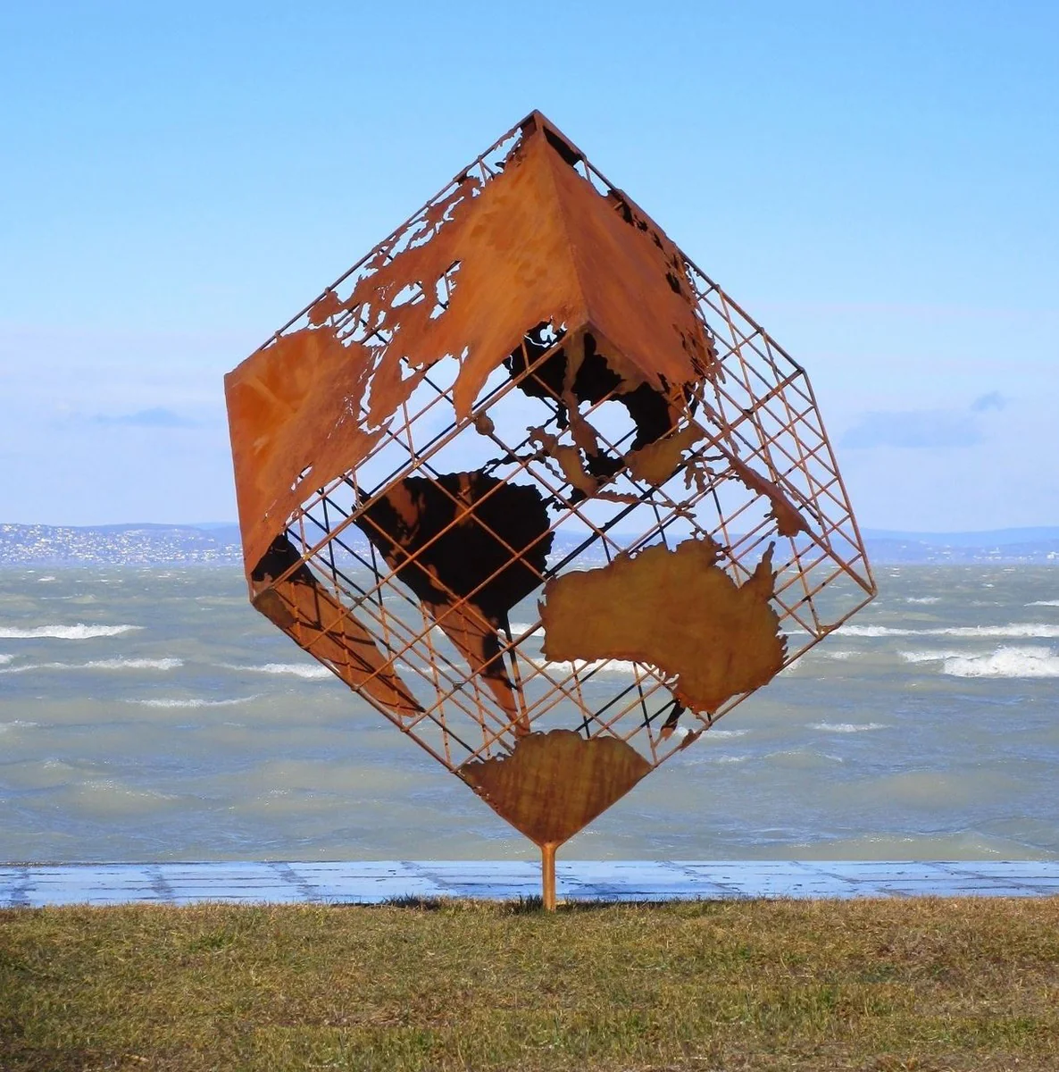 Casa Padrino escultura de jardín de acero de lujo cubo de tierra óxido 152 x 130 x A. 170 cm - Decoración de jardín hecha a mano resistente a la intemperie - Colección de Lujo