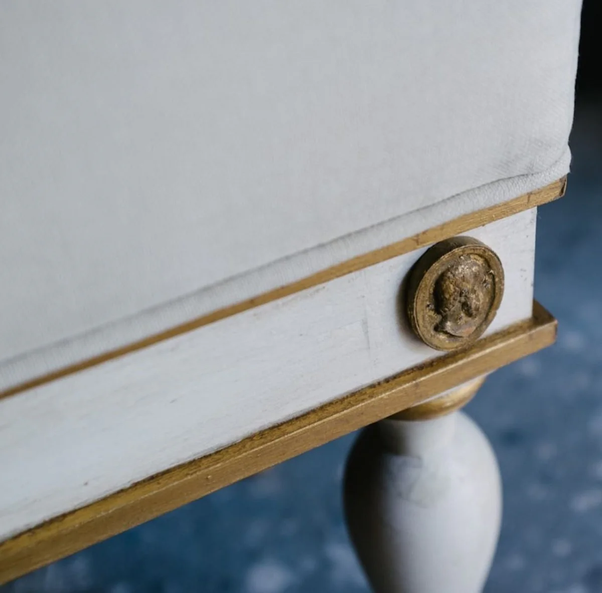 Casa Padrino Taburete Barroco de Lujo Blanco / Oro Antiguo 41 x 41 x H. 54 cm - Taburete Barroco de Madera Maciza - Muebles Barrocos