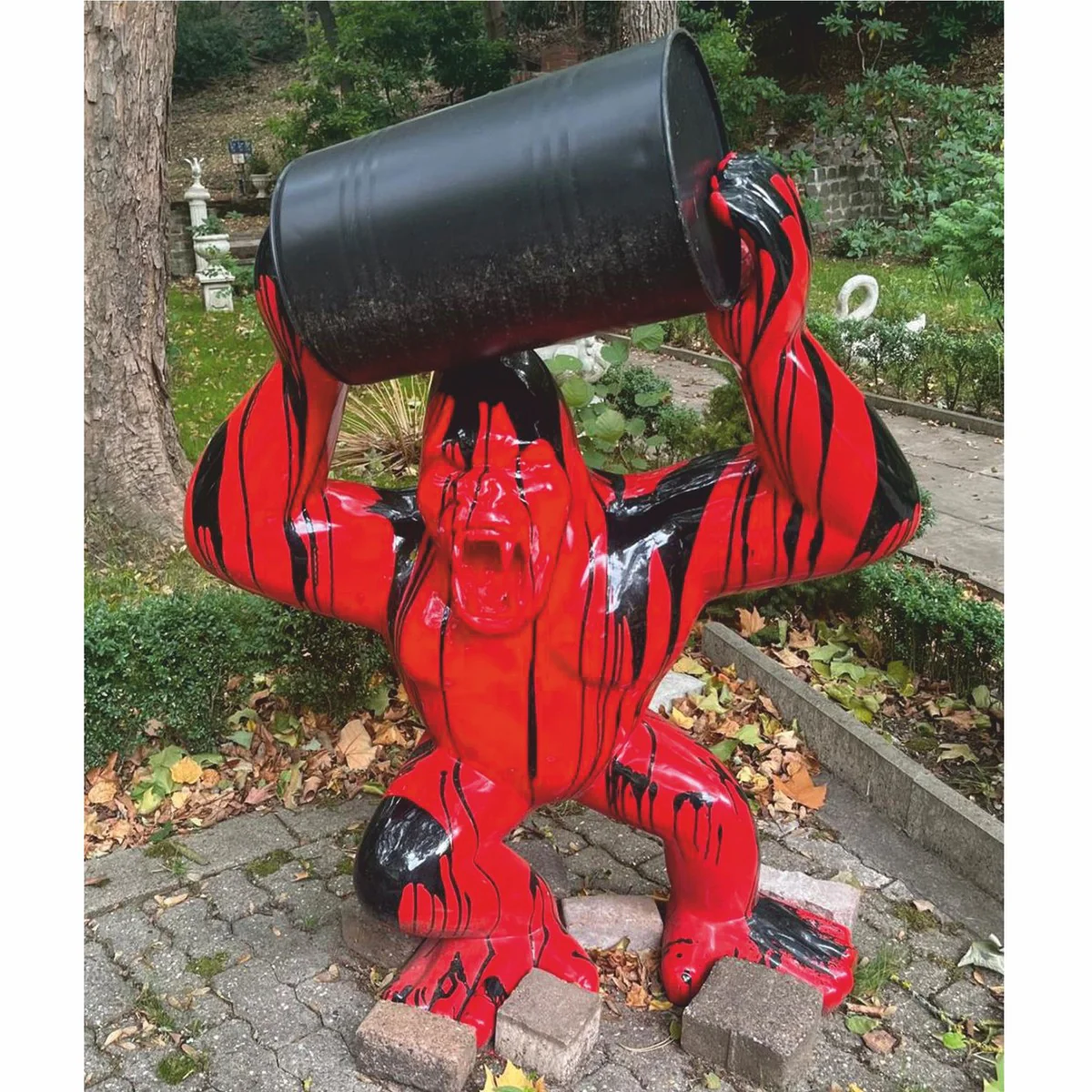 Casa Padrino escultura decorativa mono gorila con barril rojo / negro A. 140 cm - Figura decorativa