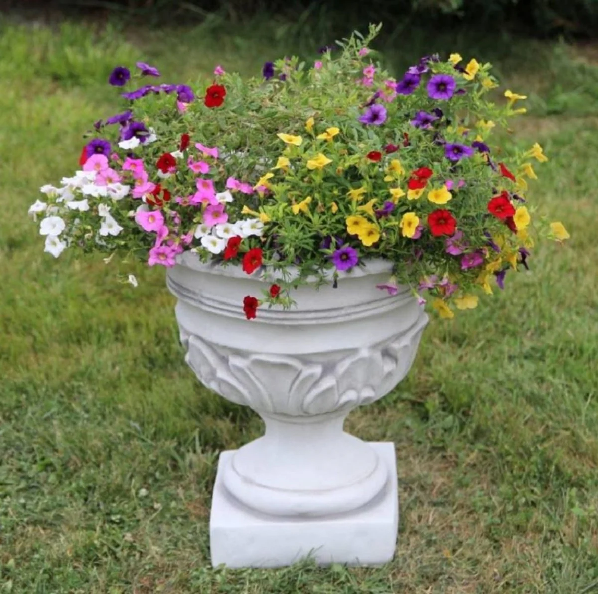 Casa Padrino maceta decorativo de jard¨ªn barroco blanco A. 44 cm - Macetero redondo de estilo barroco - Decoraci¨®n barroco de jard¨ªn - Decoraci¨®n barroco de terraza - Accesorios barroco