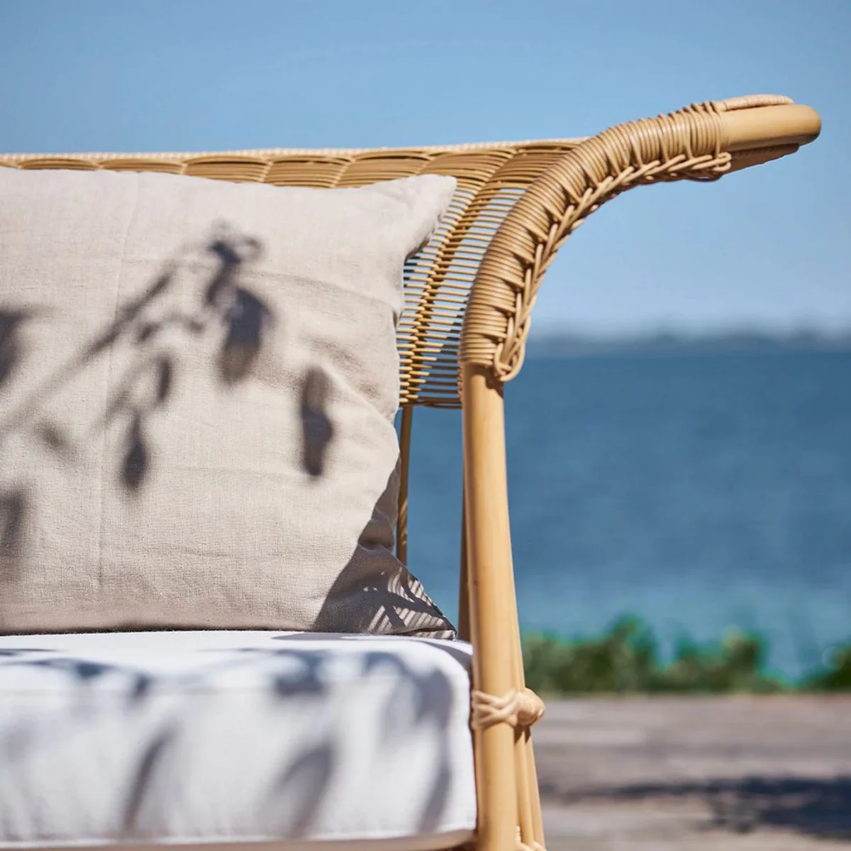 Casa Padrino sofá de jardín de lujo con cojín de asiento natural / gris claro 193 x 76 x A. 81 cm - Sofá de jardín y terraza resistente a la intemperie - Muebles de Jardín y Terraza