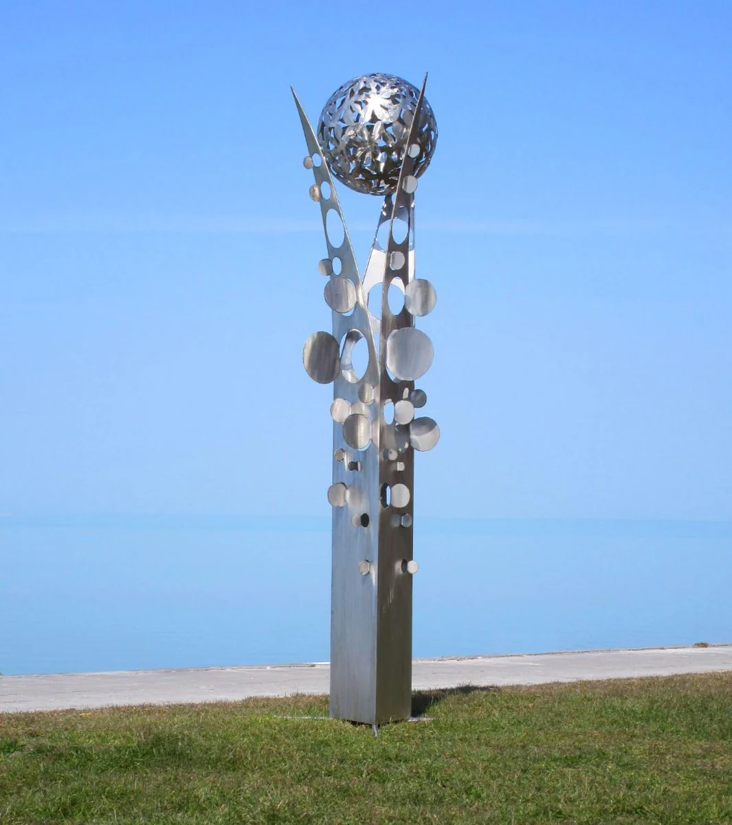 Casa Padrino escultura de jardín de acero inoxidable de diseño columna con bola plata 75 x 70 x A. 268 cm - Decoración de jardín hecha a mano resistente a la intemperie