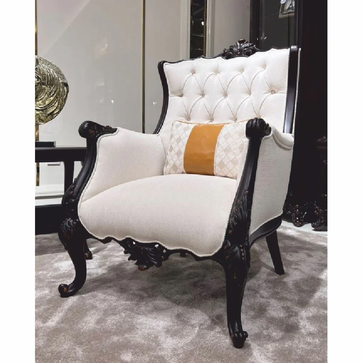 Casa Padrino sill¨®n de sal¨®n barroco de lujo plata / negro / plata - Sill¨®n de estilo barroco hecho a mano con coj¨ªn decorativo - Muebles de sal¨®n barrocos