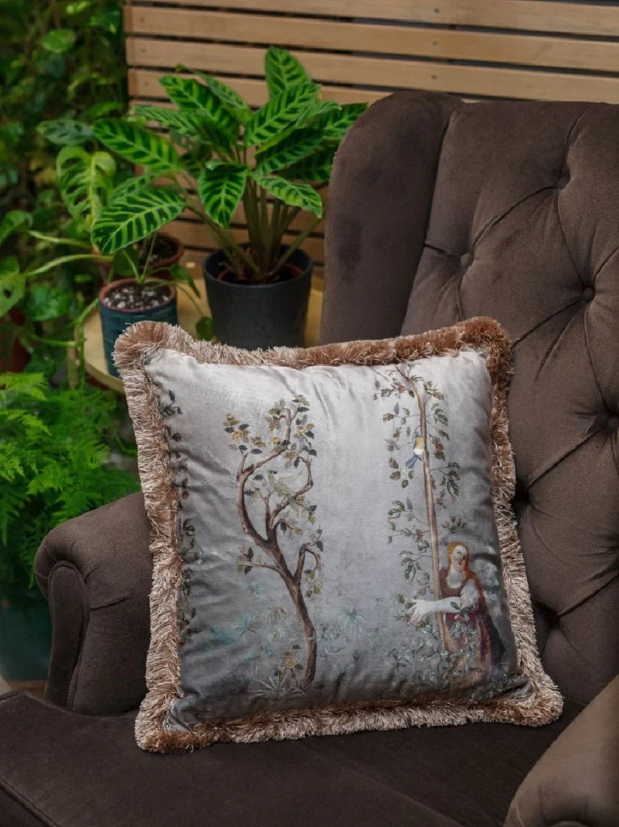 Casa Padrino almohada decorativa de lujo mujer en el jardín diseño gris / multicolor 45 x 45 cm - Almohada de terciopelo estampada con flecos - Decoración Salón