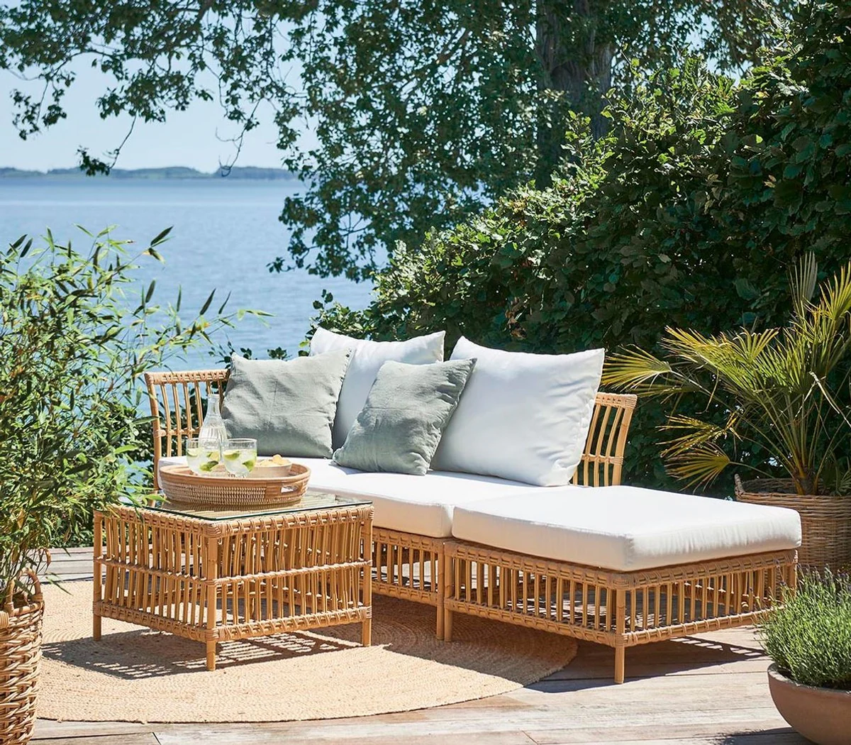 Casa Padrino mesa de jardín de lujo natural 60 x 60 x A. 43 cm - Mesita de jardín y terraza resistente a la intemperie con tapa de vidrio - Muebles de jardín y terraza modernos - Colección de Lujo