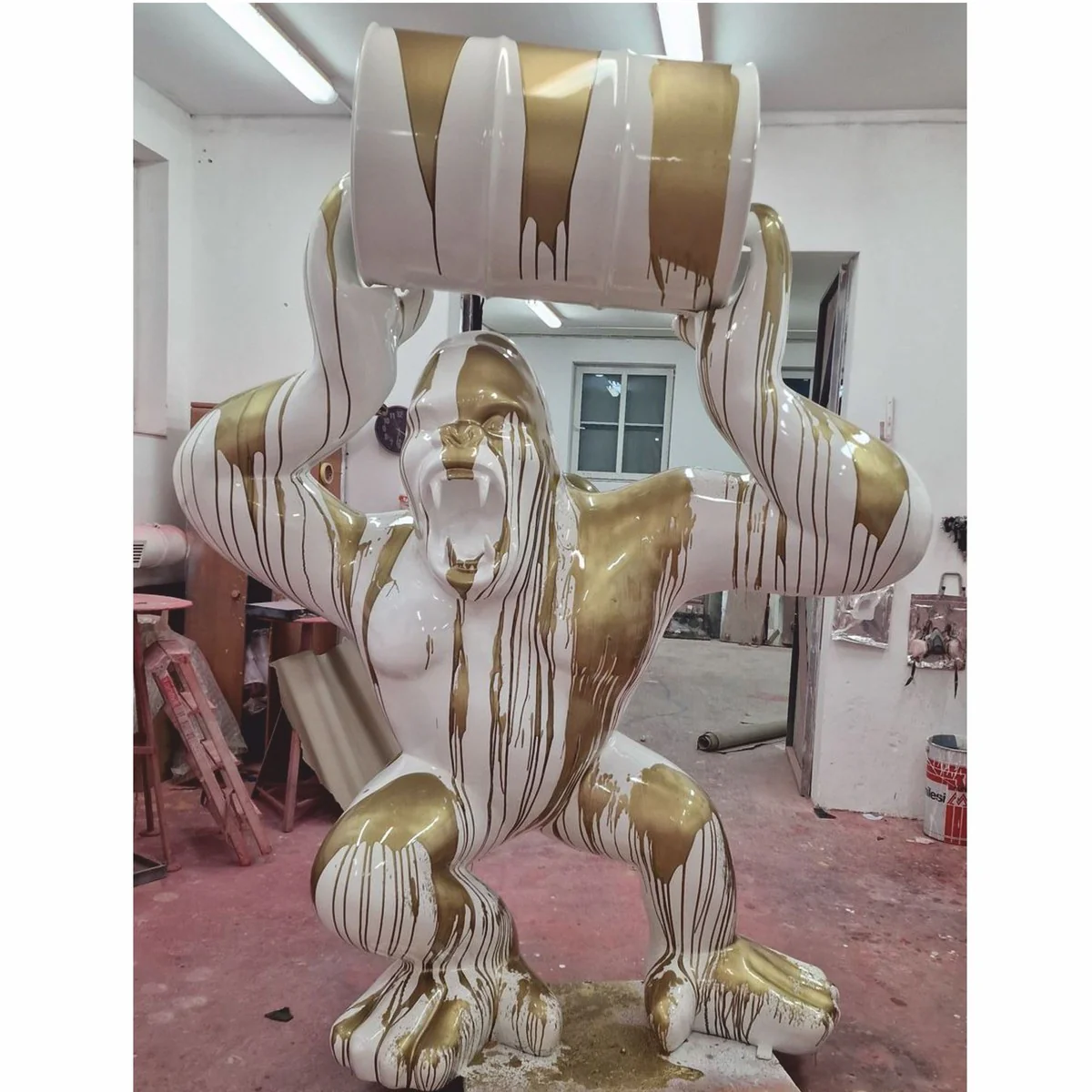 Casa Padrino escultura XXL mono gorila con barril blanco / oro A. 250 cm - Decoraci¨®n de jard¨ªn