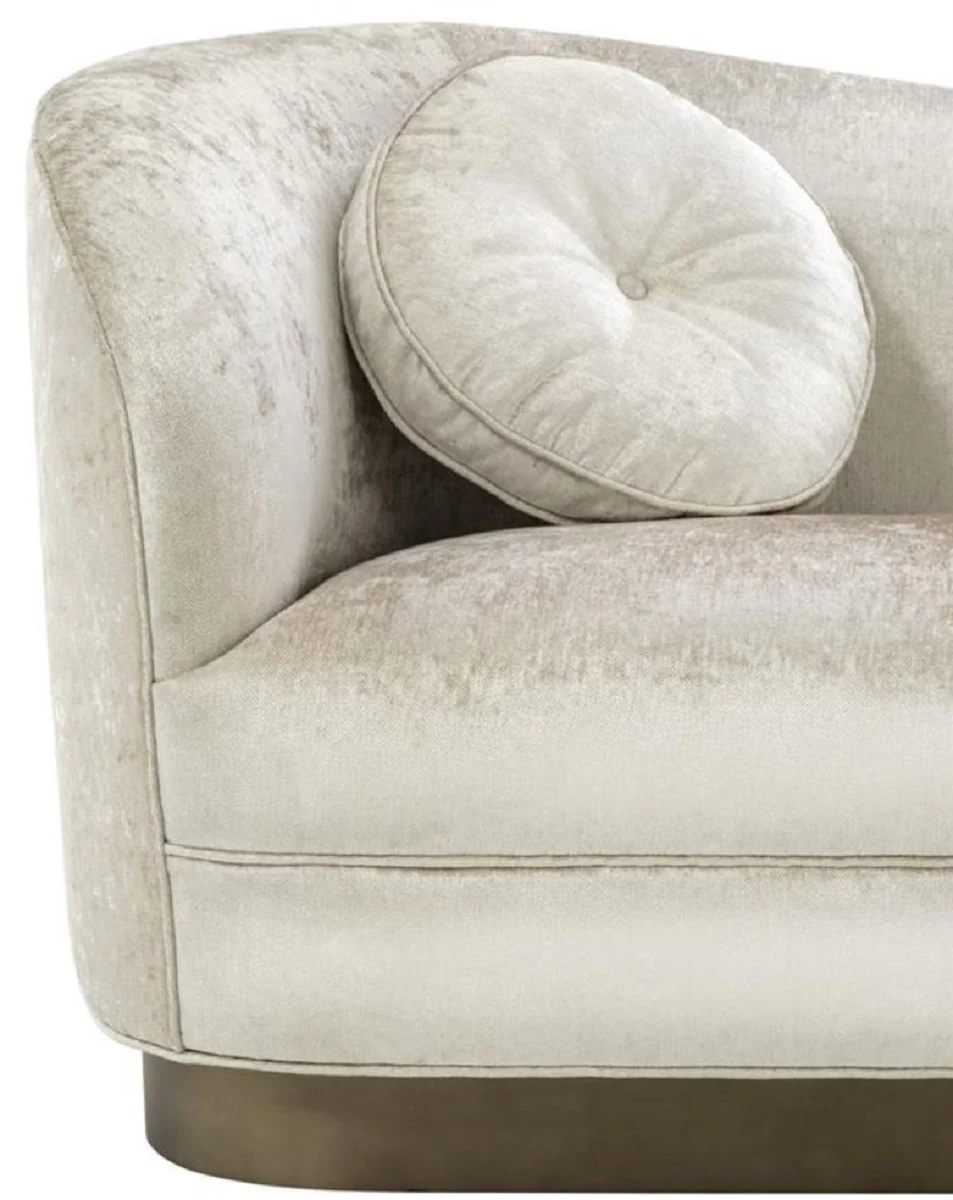 Casa Padrino sofá de la sala de estar de lujo blanco-beige / bronce 230 x 85 x H. 82 cm - Sofá de Lujo Curvado con 2 Cojines Decorativos