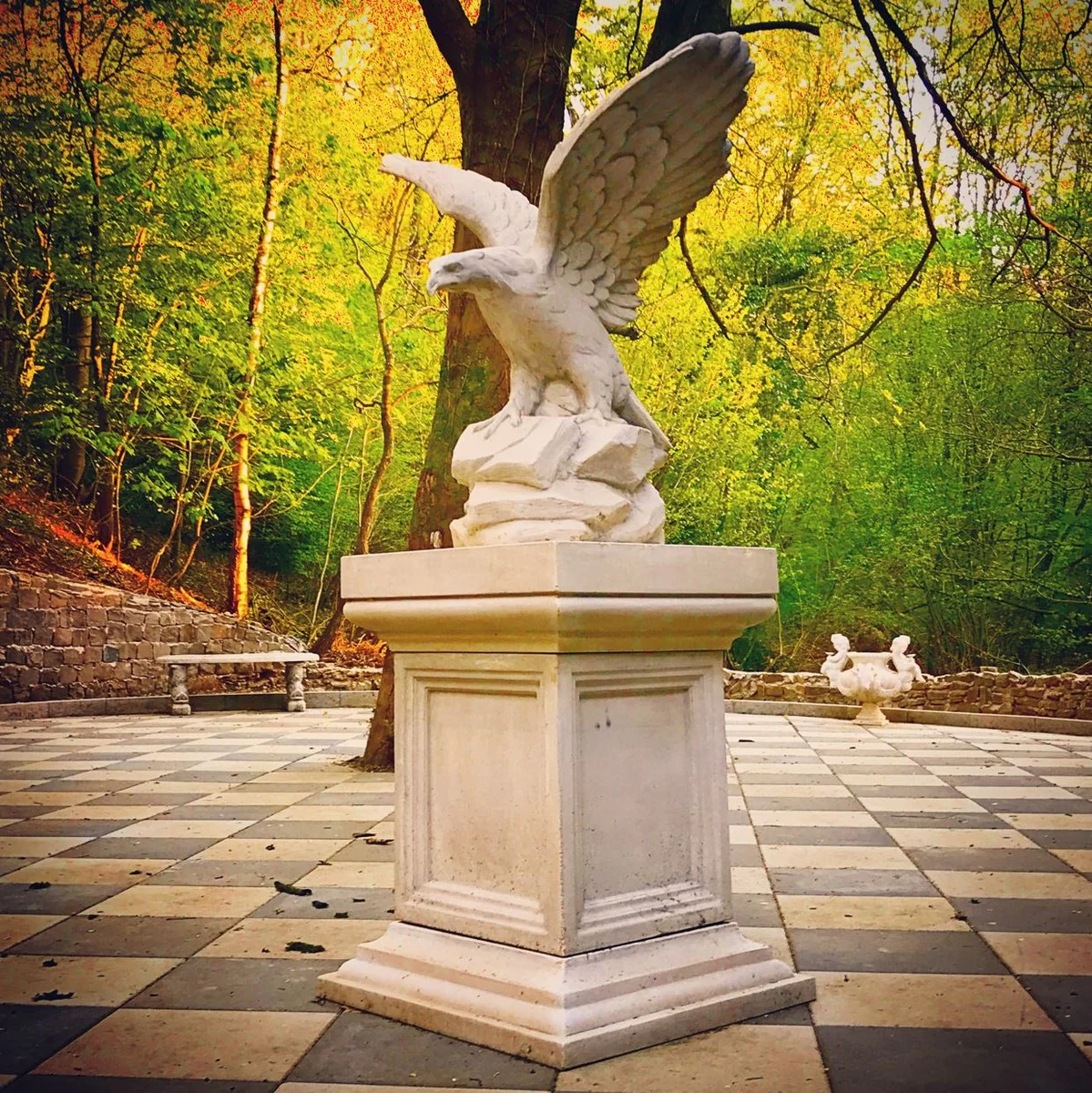 Casa Padrino escultura de águila para decoración de jardín con base barroco blanco 110 x 70 x A. 233 cm - Figura de decoración de jardín - Accesorios de Decoración Jardín y Terraza