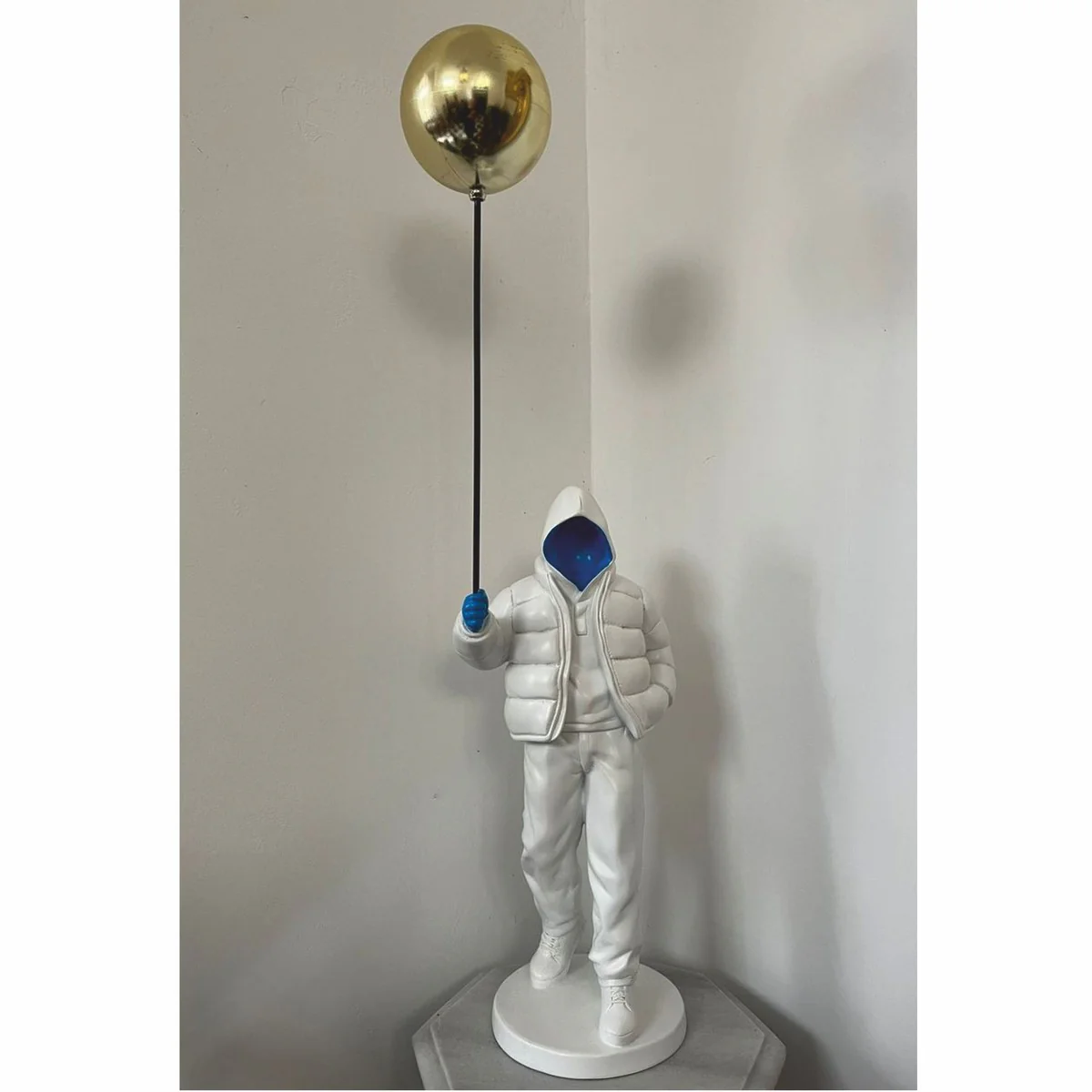 Casa Padrino escultura decorativa ni?o con globo blanco / azul / oro A. 80 cm