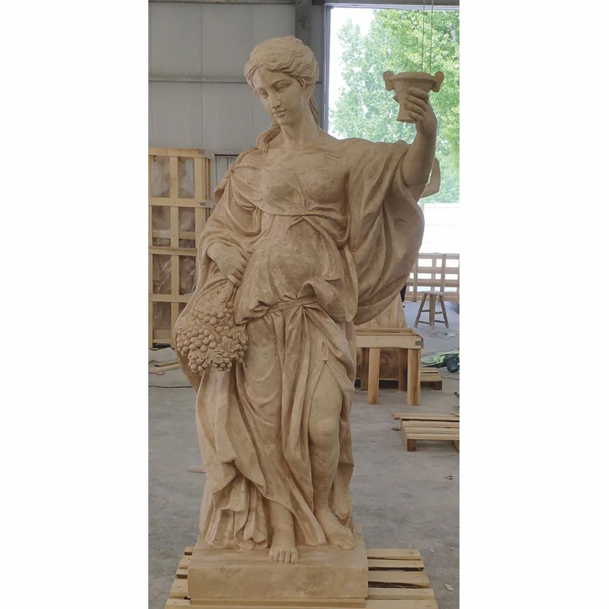 Casa Padrino conjunto de 4 esculturas decorativas de jard¨ªn Art Nouveau de travertino damas beige A. 190 cm