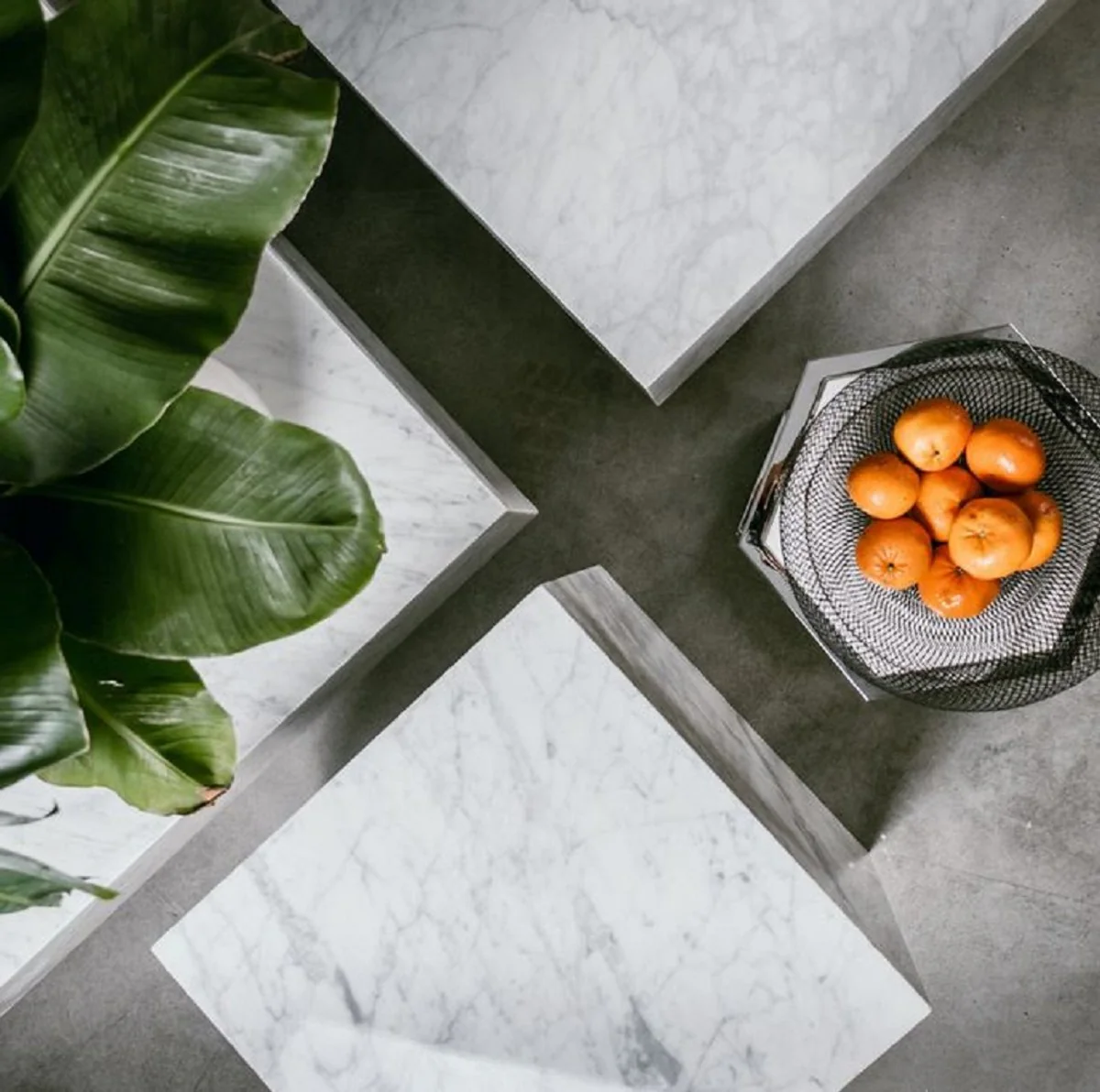 Casa Padrino Mesa Auxiliar de Lujo Blanco 48 x 48 x H. 55 cm - Mesa de la Sala Cuadrada de M¨¢rmol Carrara - Mesa de M¨¢rmol - Calidad de Lujo