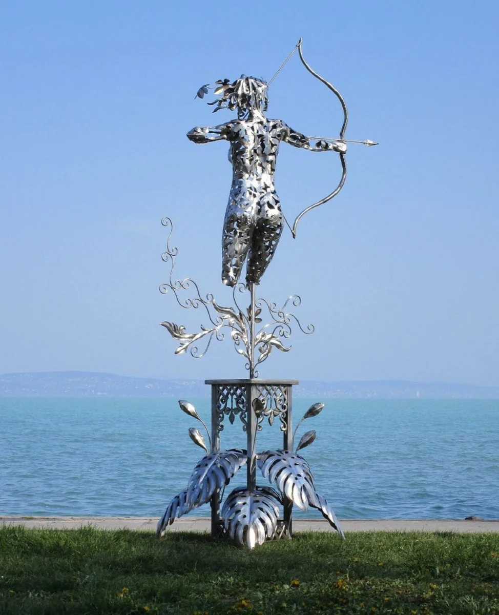 Casa Padrino escultura de jardín de acero inoxidable de lujo mujer con arco plata 160 x 100 x A. 328 cm - Decoración de jardín hecha a mano resistente a la intemperie - Colección de Lujo