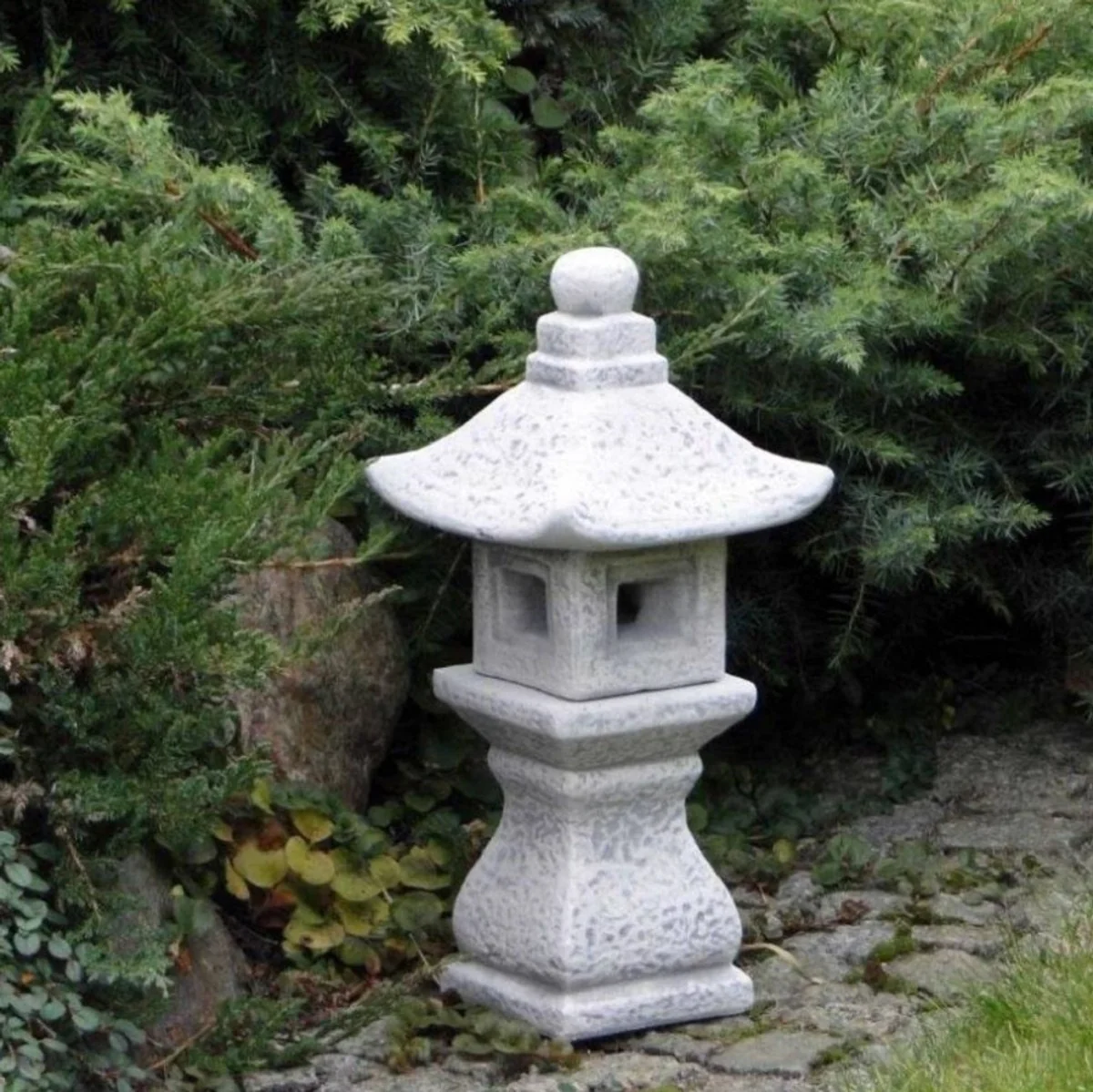 Casa Padrino Lámpara de Jardín de Estilo Japonés Pagoda Blanco / Gris 17 x 17 x A. 37 cm - Lámpara de Jardín y Terraza Pequeña - Farol de Jardín Resistente a la Intemperie - Iluminación de Jardín