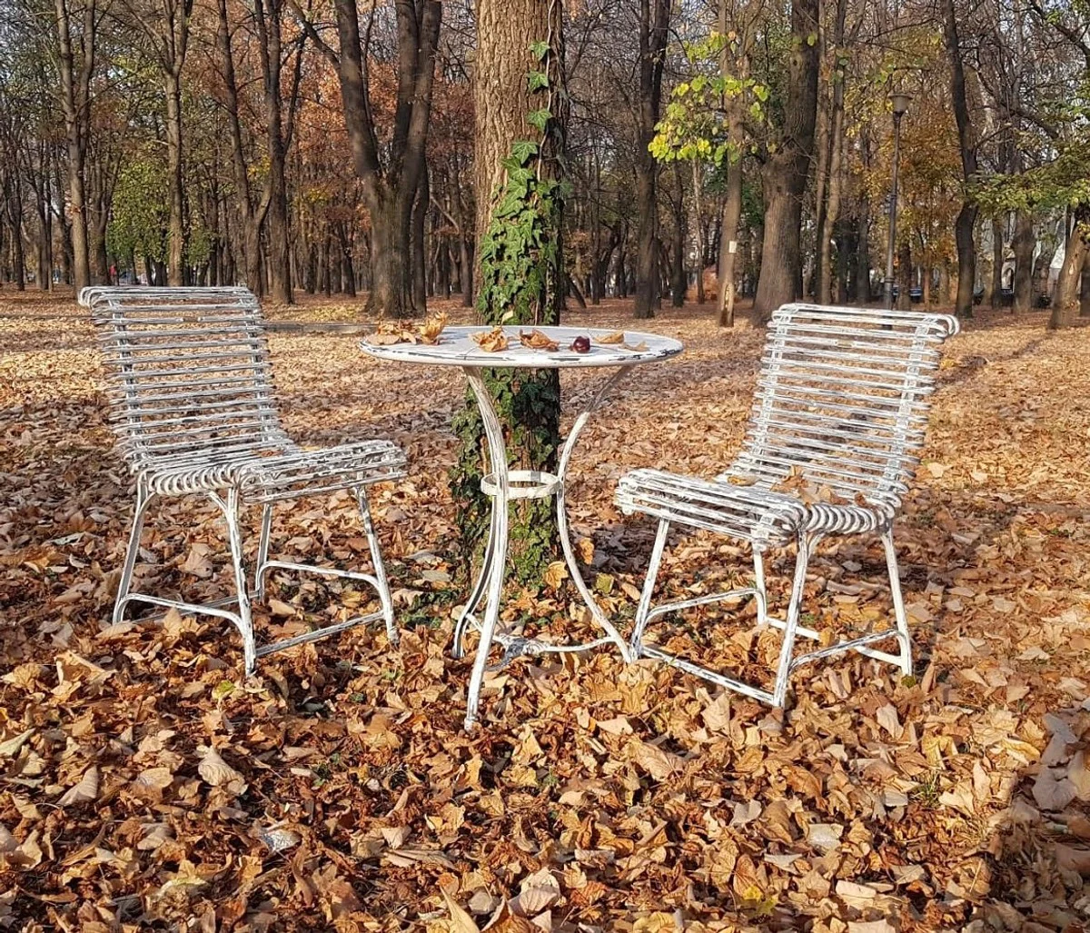 Casa Padrino Conjunto de Muebles de Jard¨ªn Art Nouveau de Hierro Forjado Blanco Antiguo - 1 Mesa de Jard¨ªn Art Nouveau y 2 Sillas de Jard¨ªn Art Nouveau - Muebles de Jard¨ªn Barroco y Art Nouveau